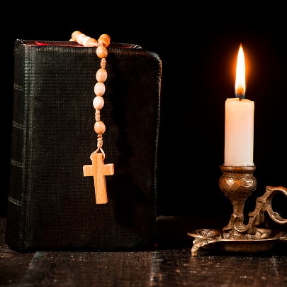 Trauerkerze mit Bibel und Gebetskette