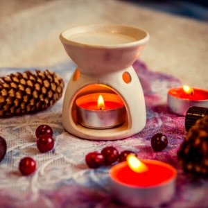 Eine Aromaduftlampe aus Keramik mit Teelicht