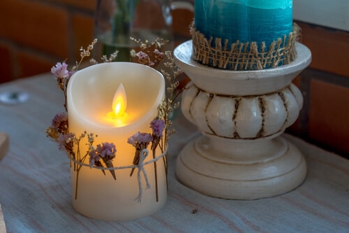 Flammlose Kerze dekoriert mit Blumen