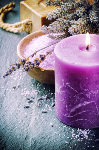 Lila Kerzen-Stumpen mit wohltuenden Lavendel-aroma