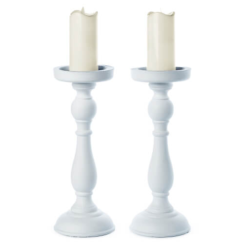 Hölzerne weiße Ständer für Kerzen im Landhausstil