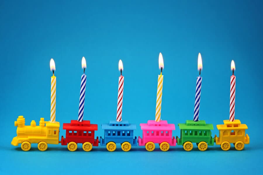 Geburtstagszug-Karawane bestehend aus einzelnen Wagons mit Kerzen