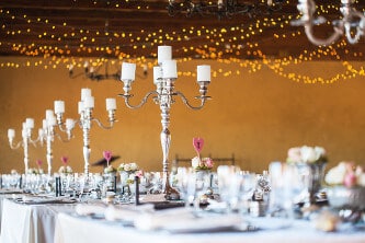 Gläzender Metallständer auf Tisch bei einer Hochzeit