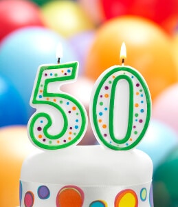 Die Zahl 50 in Form einer Kerze zum aufstecken auf einen Kuchen