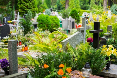 Gepflegte Gräber auf einem Friedhof einigen Glas-Grablichtern