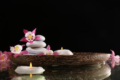 Kerzenuntersetzer mit Blüten und Relax-Steinen