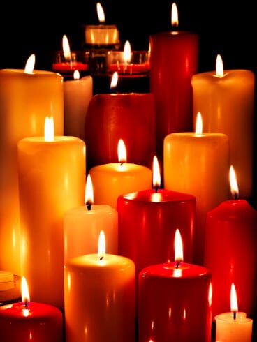 Mehrere hohe Kerzen perfekt geeignet um einen Altar zu zieren