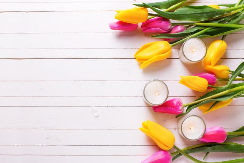 Schöne osterliche Deko mit Tulpen und Kerzen