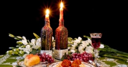 Selbstgemachte tropfende Kerze zur Dekoration auf dem Essenstisch